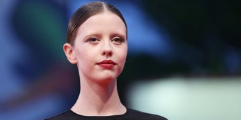 Shia LaBeouf &#38; FKA Twigs Asyik Pacaran, Apa Kabar Mia Goth?