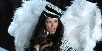 Si Seksi Adriana Lima Berpose Tanpa Make-Up, Masih Cantik?