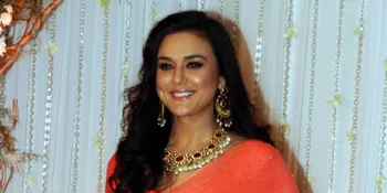 Siap Gelar Resepsi, Preity Zinta Jemput Mertua di Bandara Mumbai