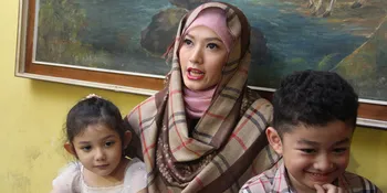 Sibuk, Lyra Virna Sempatkan Bantu Anak Kerjakan PR