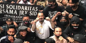 Sidang Pembacaan Nota Pembelaan Jerinx SID Diwarnai Aksi Damai Dari Outsider