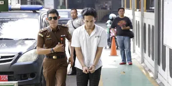 Sidang Perdana Digelar Hari ini, Jefri Nichol Cium Kening Sang Adik Penuh Sayang