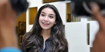 Singkat Waktu Make Up, Manohara Sulam Bibir