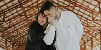 Siti Badriah Cium Mesra Suami Sambil Tuliskan Ucapan Selamat Ulang Tahun Romantis