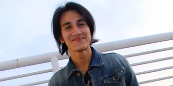 Skateboard Jadi Modal Vino G Bastian Belajar Surfing