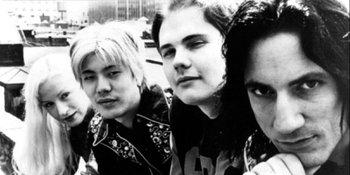 Smashing Pumpkins Rilis Ulang Album 'THE AEROPLANE FLIES HIGH'