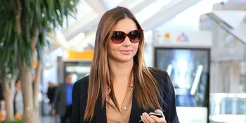 So Cute... Miranda Kerr Dapat Ciuman Mesra Dari Putranya!