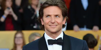 So Girly, Bradley Cooper Ketahuan Pakai Rol Rambut!