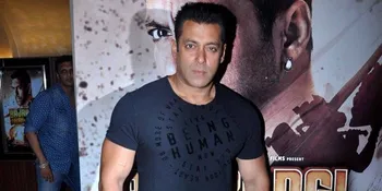 So Sweet! 'Anak' Salman Khan Nonton Film 'KICK' di Pesawat