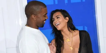 So Sweet! Kanye West Gendong Kim Kardashian di Depan Umum