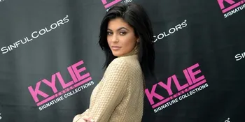 So Sweet! Kylie Jenner Beri Kejutan Mawar Putih Untuk Tyga