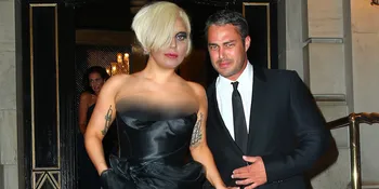 So Sweet! Lady Gaga Dapat Ciuman Mesra Dari Taylor Kinney
