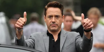 So Sweet, Robert Downey Jr Berikan Tangan Iron Man ke Anak Kecil