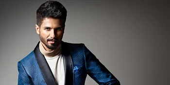 So Sweet, Shahid Gendong Bayinya Yang Baru Lahir Pulang Dari RS