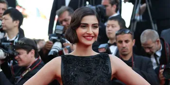 Sonam Kapoor Pamer Belahan Dada di Armani Prive Couture, Seksi!