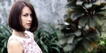 Sophia Mueller Nyaman Dikelilingi Rocker