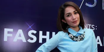 Sosialita Kaya Raya, Ussy Tetap Santai Makan Mie di Pinggir Jalan