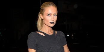 Sosialita, Paris Hilton Belanja Sambil Bawa 4 Handphone