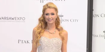 Sosialita Sejati! Pakai Gaun Transparan, Paris Hilton Tampil Hot