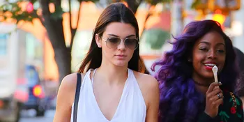 Sosok di Balik Kamera Saat Kendall Jenner Berpose Bugil