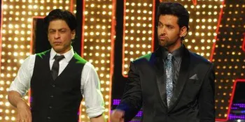 SRK dan Hrithik Roshan Selfie Bareng Fans, Siapa Lebih Seru?