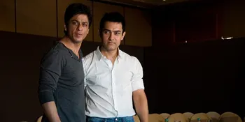 SRK Mampir Rumah Aamir Khan Untuk Beri Ucapan Selamat Ulang Tahun
