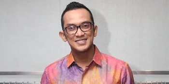 Steny Agustaf Koleksi Batik