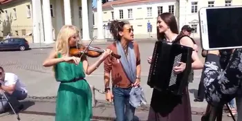 Steven Tyler Dibuat Takjub Oleh Dua Pengamen Lithuania ini