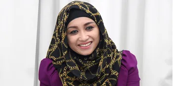 Stres Masalah Suami, Septy Sanustika Refreshing ke Salon