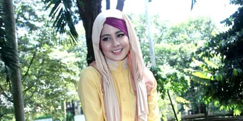 Stres Urus Fashion, Risty Tagor Sampai Gigiti Kukunya