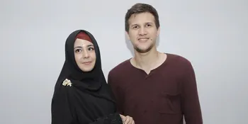 Stuart Collin Masih Suka Lupa Kalau Sudah Punya Istri Cantik