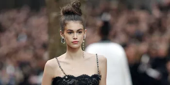 Stunning! Kaia Gerber Tampil Beda di Runway Paris Fashion Week