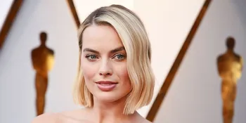 Stunning! Margot Robbie Pamer Gaya Rambut Pendek Barunya di Oscar 2018
