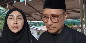 Suara Arie Untung Bergetar Saat Azankan Sang Ayah