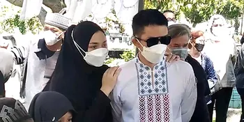 Suasana Haru di Pemakaman Ayah Citra Kirana, Sudah 7 Tahun Mengidap Kanker - Tidak Mau Dibawa ke Rumah Sakit
