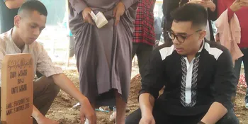 Suasana Haru Pemakaman Rudy Wowor, Sang Anak Lantunkan Adzan