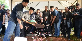 Suasana Haru Selimuti Pemakaman Ayahanda Anjasmara