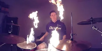 Sudah Gila, Cowok Ini Mainkan Drum Dengan Stik Yang Dibakar!