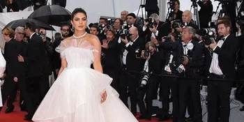 Sudah Pakai Gaun Super Cantik, Priyanka Chopra Santai Makan Pizza di Balkon