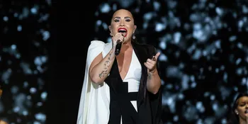 Suguhkan Penampilan Emosional di Atas Panggung Grammy Awards 2020, Demi Lovato Menangis &#38; Bikin Penonton Terharu