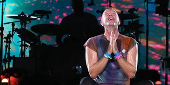 Sujud Syukur, Coldplay Berterima Kasih ke Pemerintah Karena Akhirnya Bisa Manggung di Jakarta