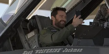 Sukses Terbangkan Pesawat, Hugh Jackman Acungkan Jempol!
