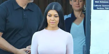 Super Hot! Kourtney Kardashian Pamer Perut Saat Berbelanja