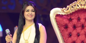 Super Lucu &#38; Centil, Shafaq Naaz Pose Selfie Melet Nakal ke Kaca
