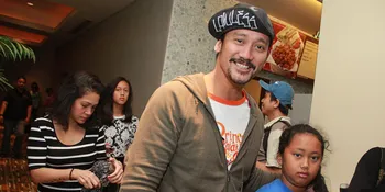 Syuting, Tora Sudiro - Darius Tidur di Depan Kandang Macan