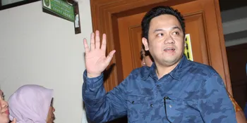 Tak Baca Aturan, Farhat Abbas Ditegur Saat Berfoto