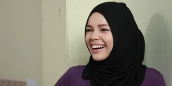 Tak Cuma di Sinetron, Ini Bukti Dewi Sandra Istri Yang Sakinah
