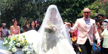 Tak Cuma Gaun, Sepatu Nikah Chelsea Olivia Pun Bertabur Swarovski