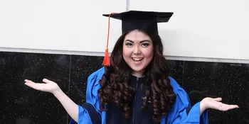 Tak Cuma Perhiasan, Tina Toonita Juga Dihadiahi Ponsel Mahal