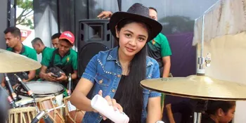 Tak Hanya Bedak, Barang Ini Wajib Dibawa Epep New Kendedes Saat di Panggung